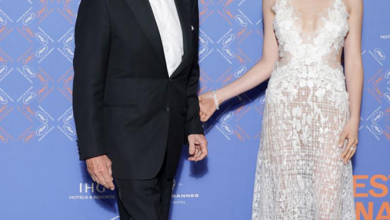 Cine este tânăra cu care s-a afișat actorul Michael Douglas pe covorul roșu. Soția sa a absentat