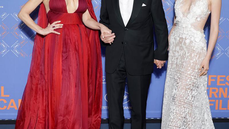 Cine este tânăra cu care s-a afișat actorul Michael Douglas pe covorul roșu. Soția sa a absentat