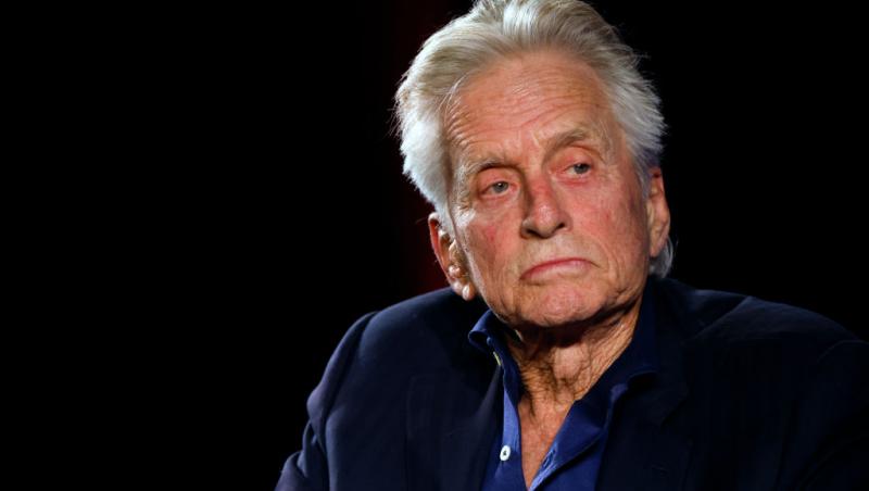 Cine este tânăra cu care s-a afișat actorul Michael Douglas pe covorul roșu. Soția sa a absentat