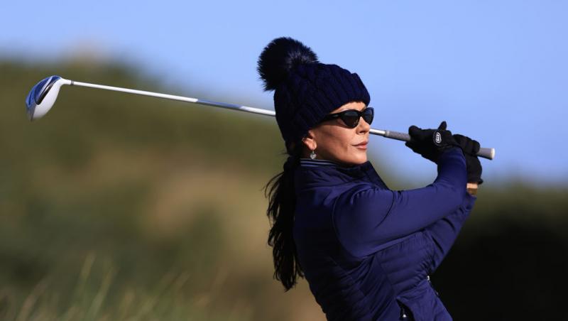 Cine este tânăra cu care s-a afișat actorul Michael Douglas pe covorul roșu. Soția sa a absentat