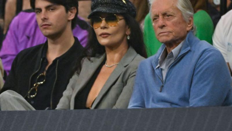 Cine este tânăra cu care s-a afișat actorul Michael Douglas pe covorul roșu. Soția sa a absentat