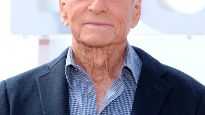 Cine este tânăra cu care s-a afișat actorul Michael Douglas pe covorul roșu. Soția sa a absentat