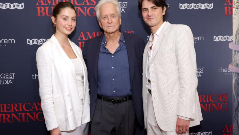 Cine este tânăra cu care s-a afișat actorul Michael Douglas pe covorul roșu. Soția sa a absentat