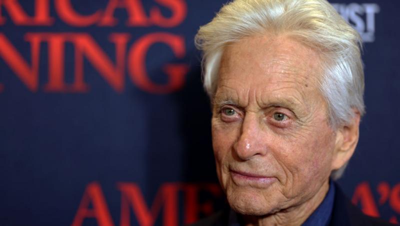 Cine este tânăra cu care s-a afișat actorul Michael Douglas pe covorul roșu. Soția sa a absentat