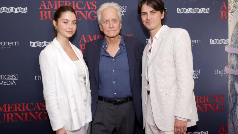 Cine este tânăra cu care s-a afișat actorul Michael Douglas pe covorul roșu. Soția sa a absentat