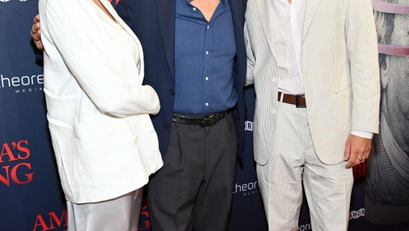 Cine este tânăra cu care s-a afișat actorul Michael Douglas pe covorul roșu. Soția sa a absentat