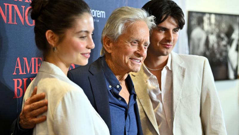 Cine este tânăra cu care s-a afișat actorul Michael Douglas pe covorul roșu. Soția sa a absentat