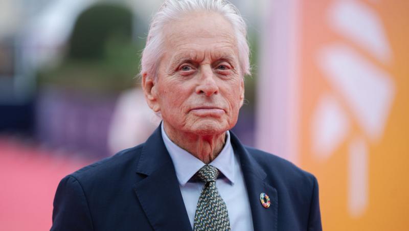 Cine este tânăra cu care s-a afișat actorul Michael Douglas pe covorul roșu. Soția sa a absentat