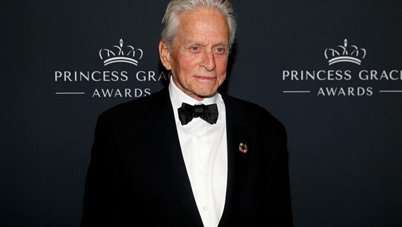 Cine este tânăra cu care s-a afișat actorul Michael Douglas pe covorul roșu. Soția sa a absentat