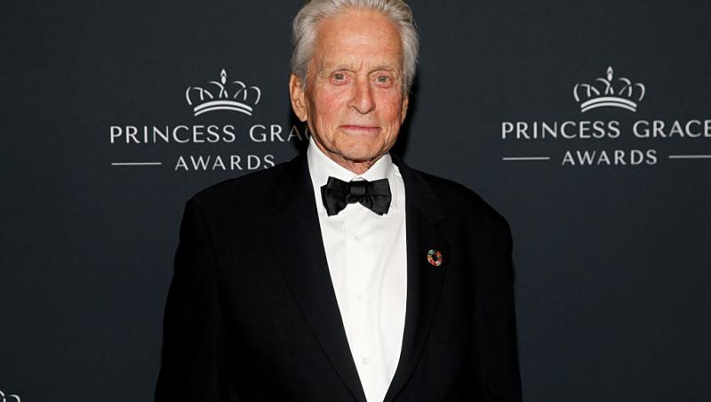 Cine este tânăra cu care s-a afișat actorul Michael Douglas pe covorul roșu. Soția sa a absentat