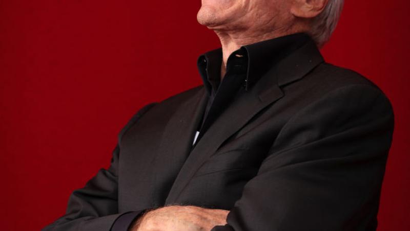 Cine este tânăra cu care s-a afișat actorul Michael Douglas pe covorul roșu. Soția sa a absentat