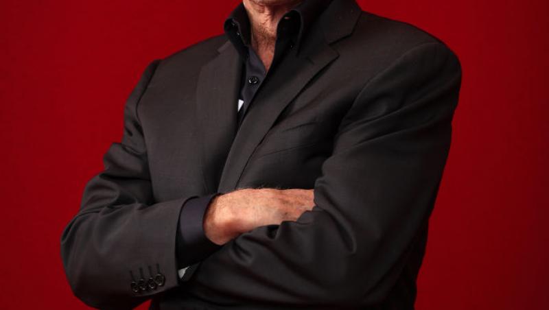 Cine este tânăra cu care s-a afișat actorul Michael Douglas pe covorul roșu. Soția sa a absentat