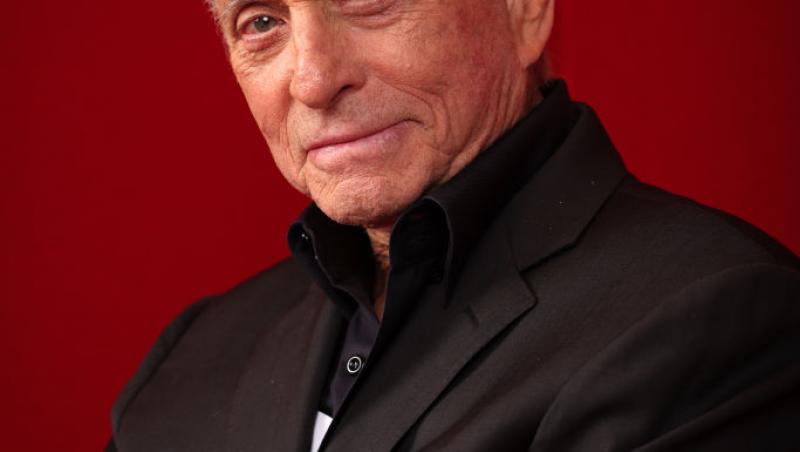 Cine este tânăra cu care s-a afișat actorul Michael Douglas pe covorul roșu. Soția sa a absentat