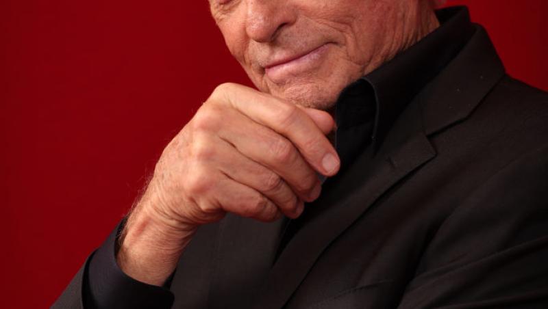 Cine este tânăra cu care s-a afișat actorul Michael Douglas pe covorul roșu. Soția sa a absentat