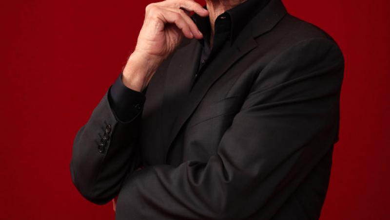 Cine este tânăra cu care s-a afișat actorul Michael Douglas pe covorul roșu. Soția sa a absentat