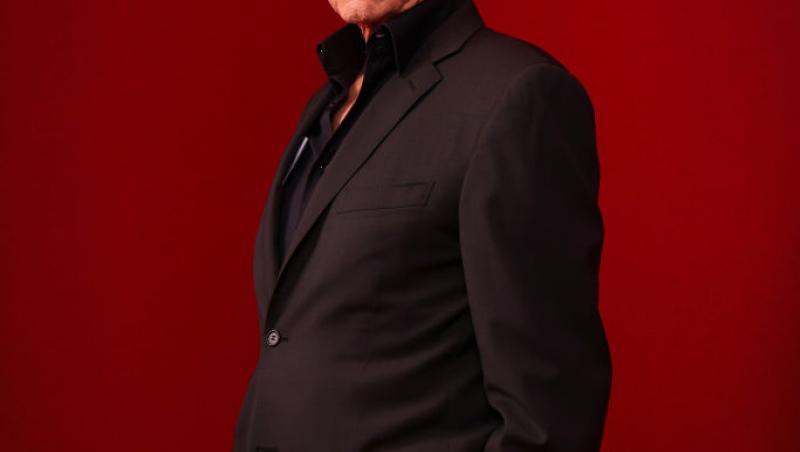 Cine este tânăra cu care s-a afișat actorul Michael Douglas pe covorul roșu. Soția sa a absentat