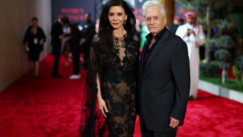 Cine este tânăra cu care s-a afișat actorul Michael Douglas pe covorul roșu. Soția sa a absentat