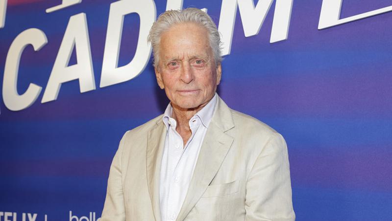 Cine este tânăra cu care s-a afișat actorul Michael Douglas pe covorul roșu. Soția sa a absentat