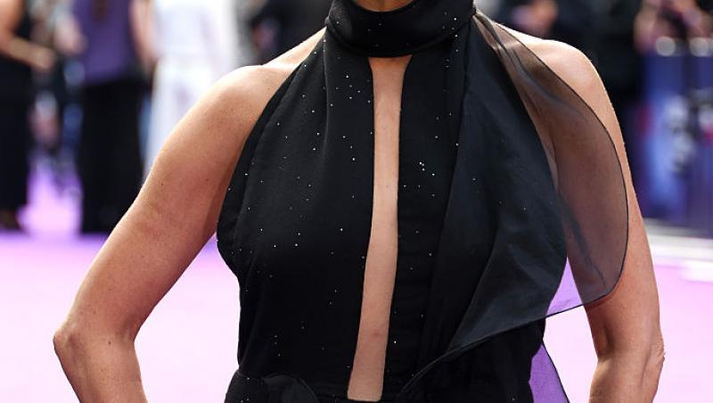 Cine este tânăra cu care s-a afișat actorul Michael Douglas pe covorul roșu. Soția sa a absentat