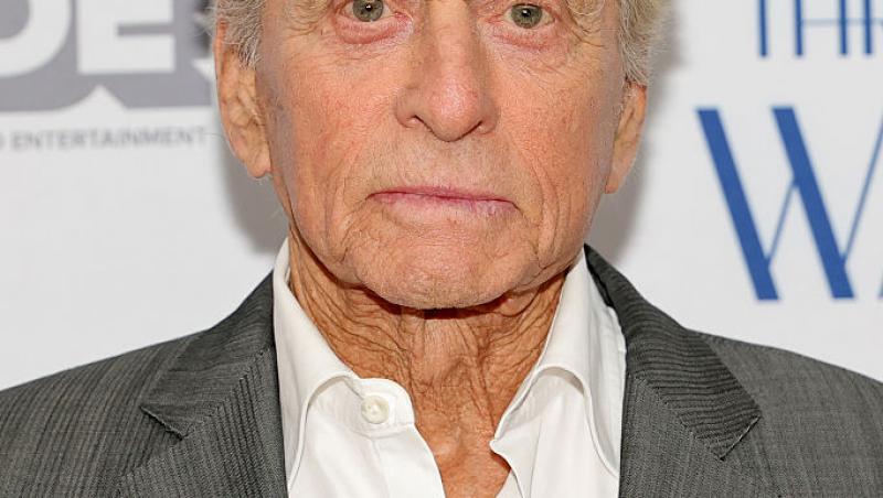 Cine este tânăra cu care s-a afișat actorul Michael Douglas pe covorul roșu. Soția sa a absentat