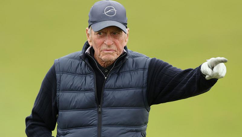 Cine este tânăra cu care s-a afișat actorul Michael Douglas pe covorul roșu. Soția sa a absentat