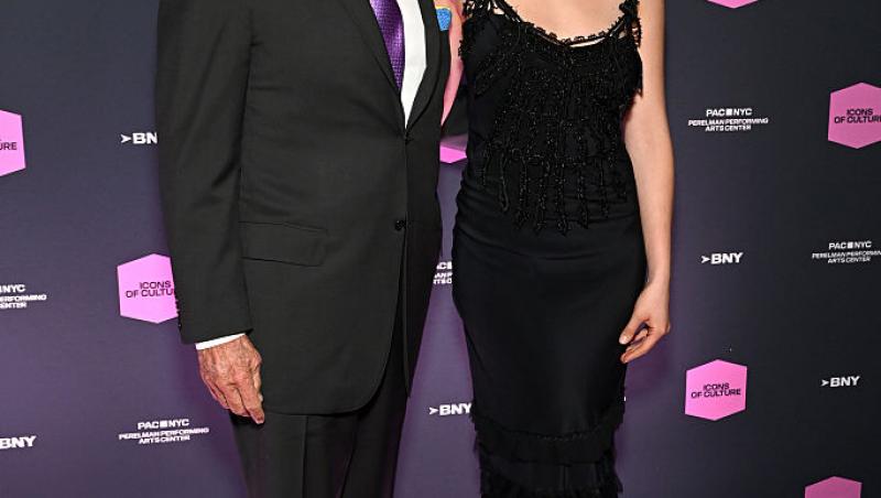 Cine este tânăra cu care s-a afișat actorul Michael Douglas pe covorul roșu. Soția sa a absentat