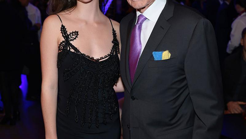 Cine este tânăra cu care s-a afișat actorul Michael Douglas pe covorul roșu. Soția sa a absentat