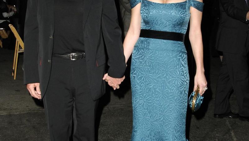 Cine este tânăra cu care s-a afișat actorul Michael Douglas pe covorul roșu. Soția sa a absentat