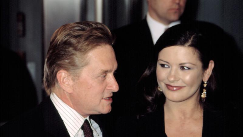 Cine este tânăra cu care s-a afișat actorul Michael Douglas pe covorul roșu. Soția sa a absentat