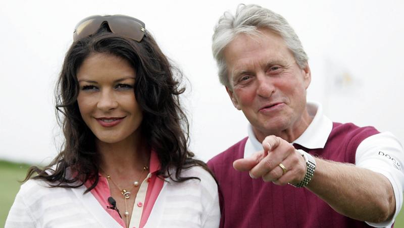 Cine este tânăra cu care s-a afișat actorul Michael Douglas pe covorul roșu. Soția sa a absentat
