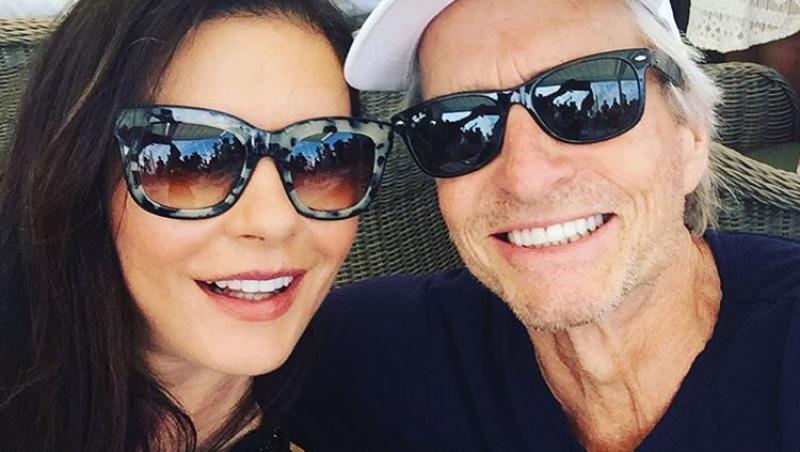 Cine este tânăra cu care s-a afișat actorul Michael Douglas pe covorul roșu. Soția sa a absentat