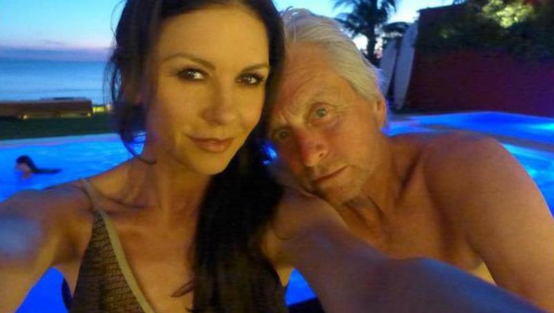Cine este tânăra cu care s-a afișat actorul Michael Douglas pe covorul roșu. Soția sa a absentat