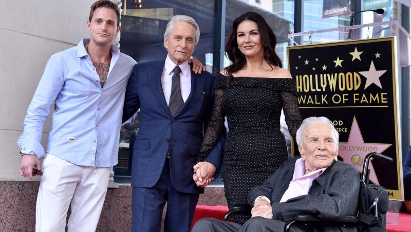 Cine este tânăra cu care s-a afișat actorul Michael Douglas pe covorul roșu. Soția sa a absentat