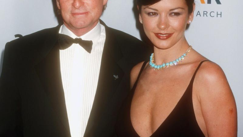 Cine este tânăra cu care s-a afișat actorul Michael Douglas pe covorul roșu. Soția sa a absentat