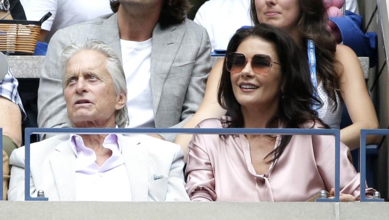 Cine este tânăra cu care s-a afișat actorul Michael Douglas pe covorul roșu. Soția sa a absentat