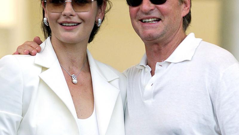 Cine este tânăra cu care s-a afișat actorul Michael Douglas pe covorul roșu. Soția sa a absentat