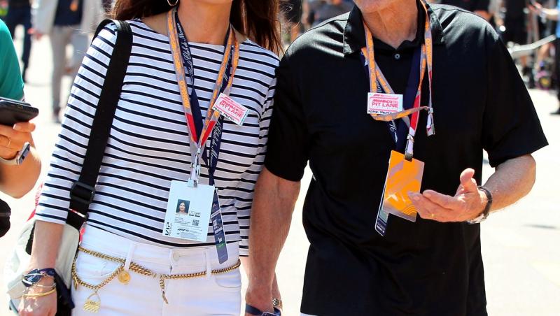 Cine este tânăra cu care s-a afișat actorul Michael Douglas pe covorul roșu. Soția sa a absentat