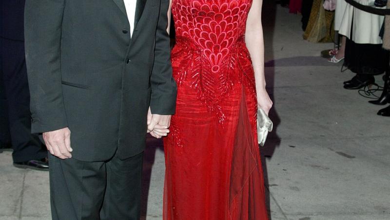 Cine este tânăra cu care s-a afișat actorul Michael Douglas pe covorul roșu. Soția sa a absentat