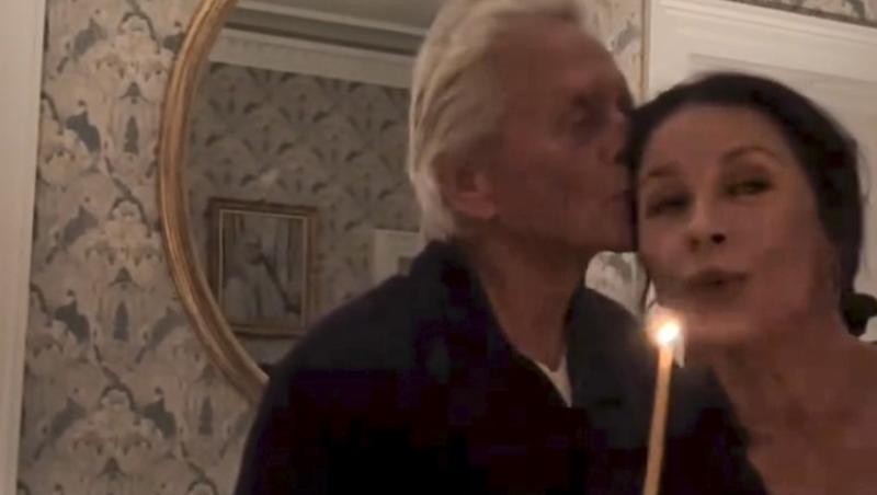 Cine este tânăra cu care s-a afișat actorul Michael Douglas pe covorul roșu. Soția sa a absentat