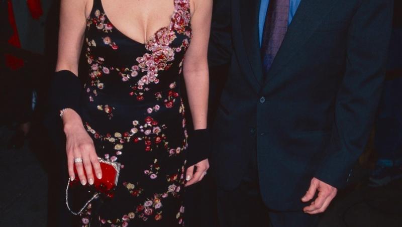 Cine este tânăra cu care s-a afișat actorul Michael Douglas pe covorul roșu. Soția sa a absentat