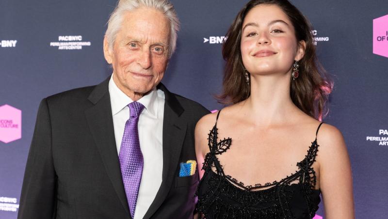 Cine este tânăra cu care s-a afișat actorul Michael Douglas pe covorul roșu. Soția sa a absentat