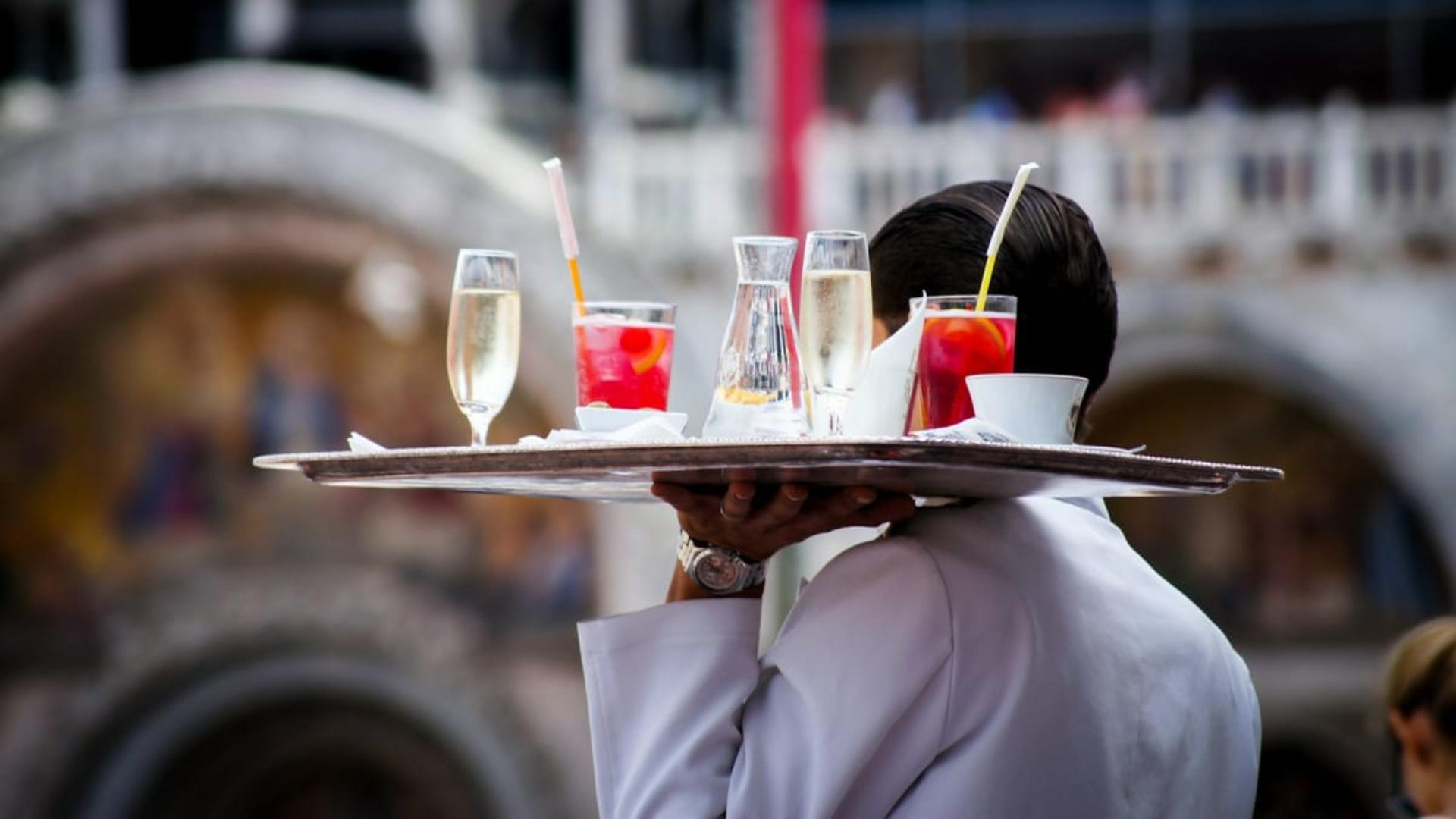 (P) Ce abilități dobândești la un curs de ospătar și cum te ajută în viața de zi cu zi