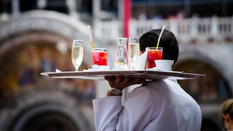 (P) Ce abilități dobândești la un curs de ospătar și cum te ajută în viața de zi cu zi