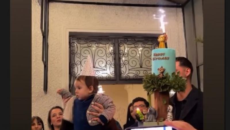Radu, fiul Ancăi Dinicu, a împlinit un an. Ce obiecte surprinzătoare a ales de pe tăviță la tăierea moțului