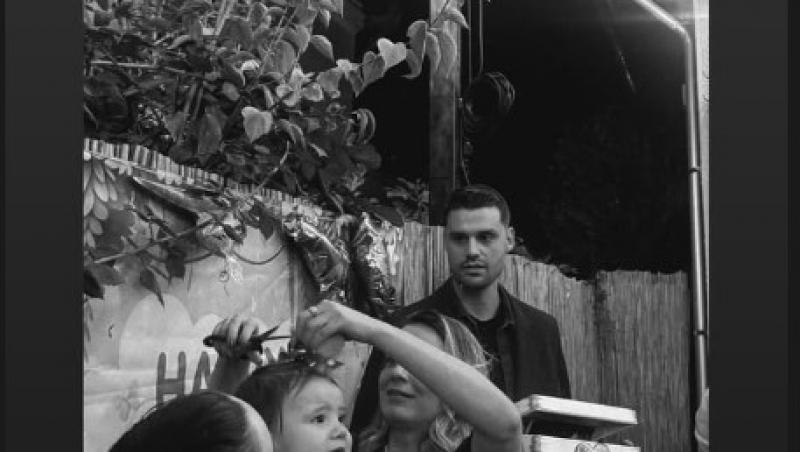 Radu, fiul Ancăi Dinicu, a împlinit un an. Ce obiecte surprinzătoare a ales de pe tăviță la tăierea moțului