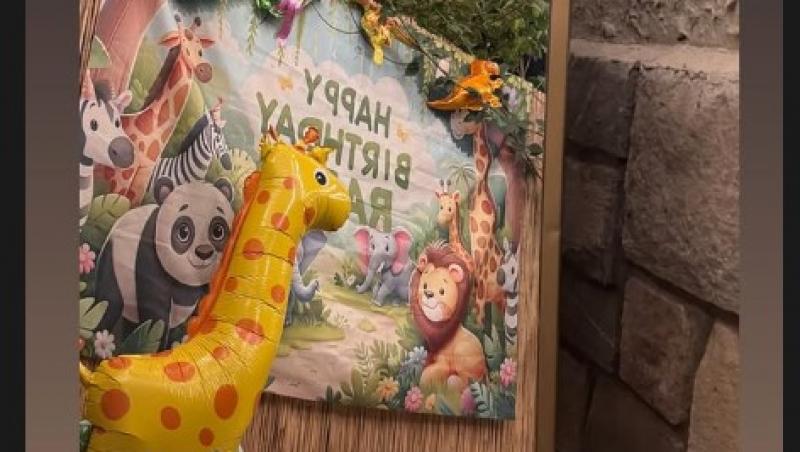 Radu, fiul Ancăi Dinicu, a împlinit un an. Ce obiecte surprinzătoare a ales de pe tăviță la tăierea moțului