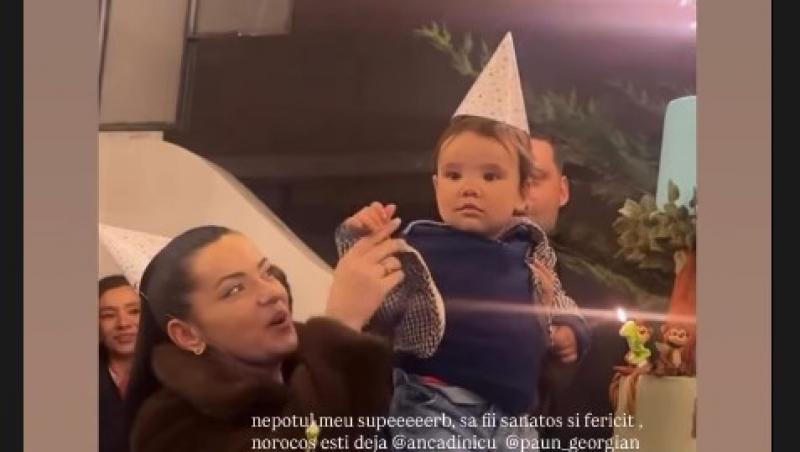 Radu, fiul Ancăi Dinicu, a împlinit un an. Ce obiecte surprinzătoare a ales de pe tăviță la tăierea moțului