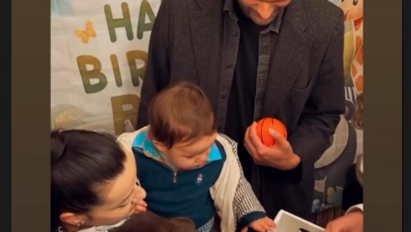 Radu, fiul Ancăi Dinicu, a împlinit un an. Ce obiecte surprinzătoare a ales de pe tăviță la tăierea moțului