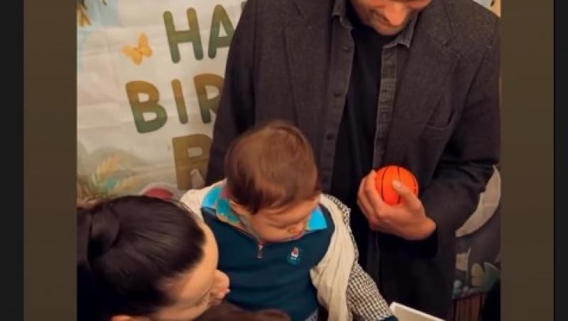 Radu, fiul Ancăi Dinicu, a împlinit un an. Ce obiecte surprinzătoare a ales de pe tăviță la tăierea moțului