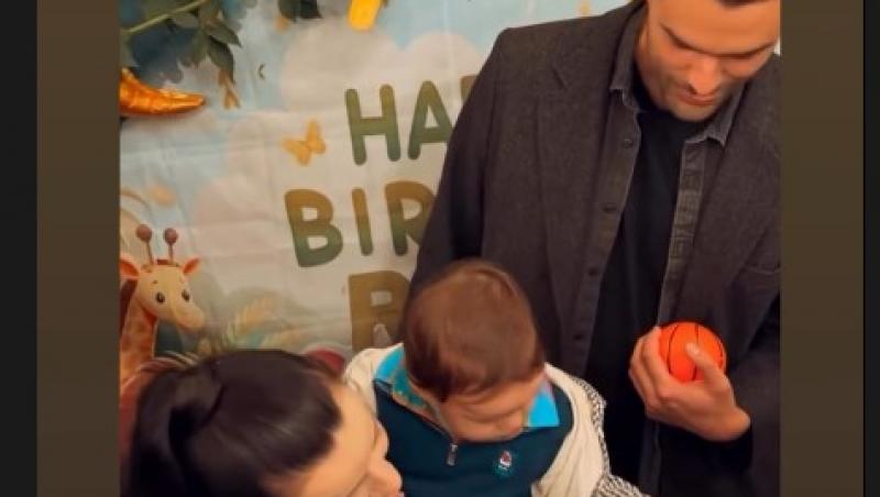 Radu, fiul Ancăi Dinicu, a împlinit un an. Ce obiecte surprinzătoare a ales de pe tăviță la tăierea moțului
